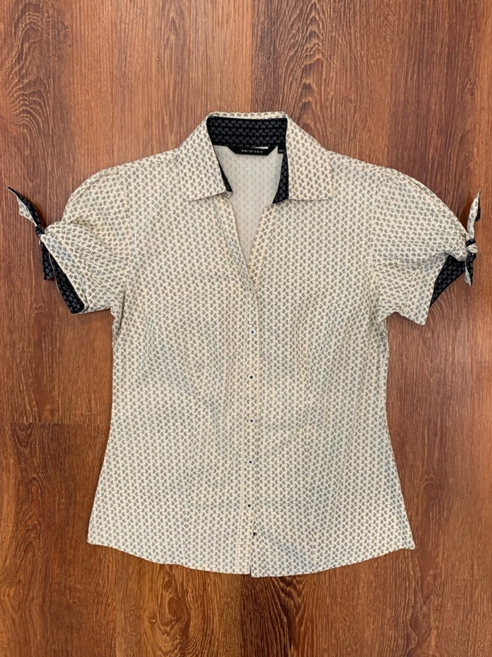 Wardrobe Short Sleeve Top Women’s XS Cream Black EUC 100% Cotton Sleeve Ties